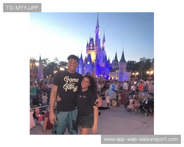 字母哥带家人去迪士尼被游客误认保安